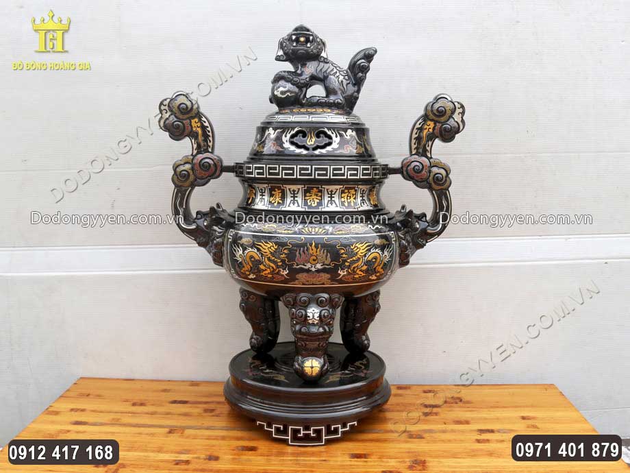 Đỉnh đồng thường d&ugrave;ng để đốt trầm hương, gi&uacute;p mang lại kh&ocirc;ng gian thanh tịnh, b&igrave;nh an